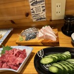 魚善 - 玉ねぎスライス　サワラとブリ刺身　中落ち　きゅうり1本漬け