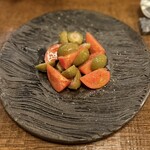 小鳥と苺 Bistro - オリーブに見えるのは、イタリアの桃の酢漬け