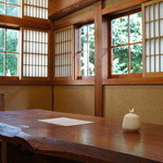 Mugi - 奥には、こんな窓があり、大きなテーブルがありました