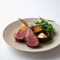 春先に育った良質のラムを炭火で焼き上げたRUSTEAKSスペシャル