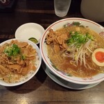 阿波屋 - 阿波屋そば、肉のせ飯