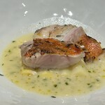 Ristorante Ecru - ■Pesce 天竜金目鯛のロースト、ハマグリの出しとバターのスープ フランスのロワールのホワイトアスパラガス シブレット