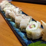 天慎 本店 - きゅうり、紅生姜を昆布、鯛で巻いています