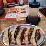 韓国料理居酒屋 韓兵衛 - 韓国風肉餃子。コゲも韓国風か。