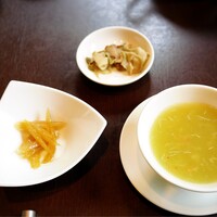 中国料理 四川 - フキの甘酸っぱい漬けとグリンピースと蟹肉のスープ