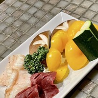 みやび 六本木店 - ⑥焼き野菜盛り合わせ3種
                    ～本日のおすすめ野菜盛り～
                    
                    ⑦ホルモン盛り合わせ2種
                    ～本日のおすすめホルモン盛り～