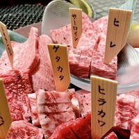 みやび 六本木店 - ⑤A5黒毛和牛希少部位 9種類盛り合わせ
                      ・ウワミスジ、カタバラ、トモサンカク、
                      　ヒラカワ、ゲタカタ、リブカブリ、
                      　サーロイン、ヒレ、ソトバラ
