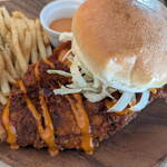 Hangry Joe's Tokyo - ...ランチ「ハングリィスパイシーチキンバーガー AMERICAN SIZE セット（1590円）」、はみチキ最初の半分はナイフとフォークで食べましたorz