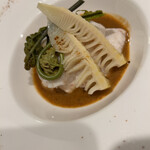 la falaise - 大洗産釣りヒラメのファルシ 赤海老のムースを詰めてそのビスクソース 地元の山菜と筍を添えて