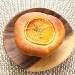 天然こうぼぱん とことこ - ブラッドオレンジのクリームパン 300円