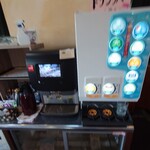 こぶたの家 - 水はこのディスペンサーからボタンを押して出す

ドリンクバーは頼んでないし
水の説明は一切無かったので
思わず厨房の店員に尋ねてしまったw