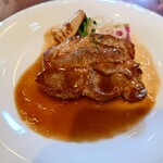 こぶたの家 - ◯トンテキ
肩ロースもブランド豚の
『菰錦豚』（こもきんとん）との事なんだけど
この豚肉は、特別、変な味わいもしないけれど
銘柄豚的な旨味感も無く
普通な豚肉を食べているだけの味わいしかしないなあ⤵️