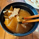 こぶたの家 - ◯豚汁
具材は、牛蒡、大根、
4〜5mm程度あるぶ厚めな豚バラの刻んだ品　となる

大根はあまり煮てない感じのシャキッと食感が残り
牛蒡の旨味感が汁に出ている
美味しい顆粒出汁感な赤出汁となる