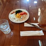 こぶたの家 - テーブルセットアップ状況
皿以外、全て、セルフサービスで集めてきた（笑）
サラダバー以外の説明は何も無いw