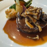 コンチネンタルルーム - 牛フィレ肉のソテー、トリュフソース　キノコ添え