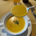 コンチネンタルルーム - ポタージュ、スプーン上げ