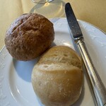 コンチネンタルルーム - 上が全粒粉のパン、下が米粉のパン