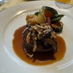 コンチネンタルルーム - 牛フィレ肉のソテー、トリュフソース　キノコ添え