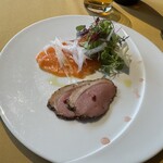 コンチネンタルルーム - 本日の前菜盛り合わせ＝①鴨のパストラミ、②「スモークサーモン