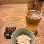 和食 日なた - 赤星瓶ビールとお通し（牛蒡きんぴら、抹茶豆腐）