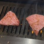 焼肉家 KAZU 神楽坂 - ロース焼き中