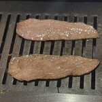 焼肉家 KAZU 神楽坂 - カルビ焼き中