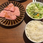 焼肉家 KAZU 神楽坂 - サラダ、ライス並