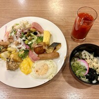 ザ・ループ(ホテルアゴーラリージェンシー大阪堺) - 朝食ビュッフェいろいろ。右はセルフのうどん