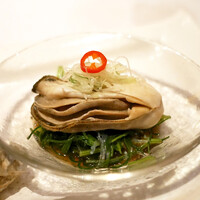中国飯店 富麗華 - 牡蠣の香り蒸し 香味醤油たれ ¥3,520