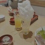 海鮮ダイニング美喜仁館 - 綿菓子がのった不思議なドリンク〜樽ハイのグラス？