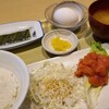 さち福や - 明太子定食(税込750円)
①明太子、千切り甘藍&萵苣、金平牛蒡、大根おろし②白ご飯③生卵④味付け海苔⑤お味噌汁⑥お漬け物(お新香)
明太子は濃いめの味付け、ご飯が進むけど私には塩味が強いかな