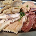焼肉ホルモン ボンズ - ホルモンいろいろ（ハチノス、コリコリ、あとなんだっけ？）