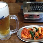 焼肉ホルモン ボンズ - プレモルとキムチ盛り合わせ（まずはこれから）