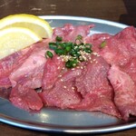 焼肉ホルモン ボンズ - タン塩（見た目以上に柔らかくてくせになる味）