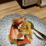 酒肴日和 アテニヨル 八重洲店 - 苺とはっさくの白和え