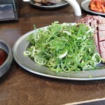 焼肉ホルモン ボンズ - ネギだくはらみステーキ（焼き上がったらこのタレをかけてくれます）