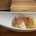 酒肴日和 アテニヨル 八重洲店 - お通しのりんごと生ハムマスカルポーネ