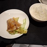 スーツァン・レストラン陳 - 自身のお皿に取り分けた雲白肉と、白いご飯です。