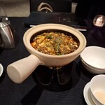 スーツァン・レストラン陳 - 四川飯店伝統の麻婆豆腐です。土鍋に入れられています。