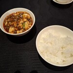 スーツァン・レストラン陳 - 取り分けてもらった四川飯店伝統の麻婆豆腐と、白いご飯です。