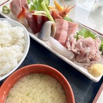 市場食堂 - 刺身が肉厚