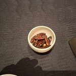 スーツァン・レストラン陳 - ナッツの飴炊きです。口の中を少し満たしてくれました。