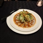 スーツァン・レストラン陳 - 雲白肉です。薬膳スパイスを使用した旨辛ソースと、綺麗に薄くスライスされた豚バラ薄切り肉、胡瓜のシャキシャキ感が何とも言えませんでした。