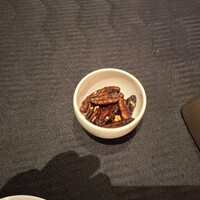 スーツァン・レストラン陳 渋谷店 - ナッツの飴炊きです。口の中を少し満たしてくれました。