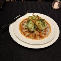スーツァン・レストラン陳 渋谷店 - 雲白肉です。薬膳スパイスを使用した旨辛ソースと、綺麗に薄くスライスされた豚バラ薄切り肉、胡瓜のシャキシャキ感が何とも言えませんでした。