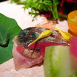 サバの軽いグリエ カラフルトマトを添えて