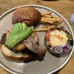 THREE THREE - スリースリーバーガーにアボカド、ベーコントッピング