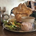 森森舎 - カレーBセット　桜型のナンおいしい