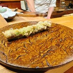 天ぷら もっこす - アスパラ（穂先）　茎と全く異なる柔らかい食感。その差が楽しい。