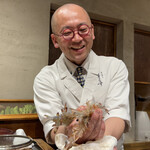 297192196 - 笑顔の素敵な大将。職人技で見て楽しい、食べて美味しい。